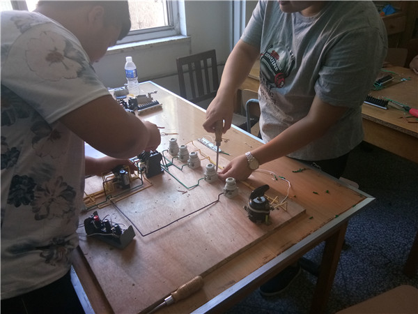 汽车工程系举办基础电路连接比赛