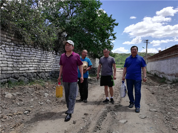 副院长宋德明慰问beat365官网定点帮扶村老党员