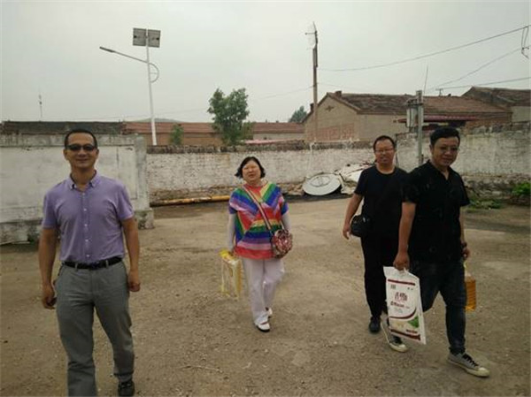 beat365官网装饰艺术系和土木工程系领导看望驻村队员