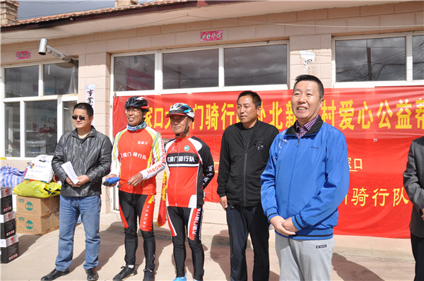 社会爱心人士关注beat365官网扶贫村贫困群众