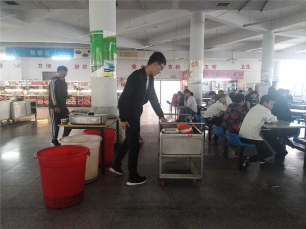 信息工程系开展“光盘行动，回收餐盘，文明用餐”活动