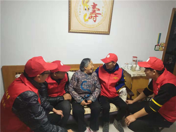 机械工程系开展重阳节慰问空巢老人活动