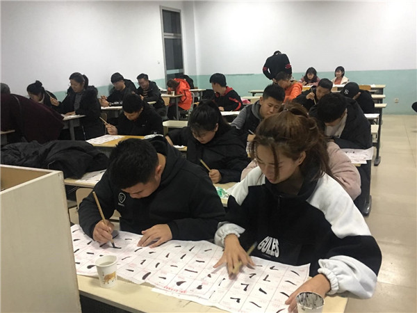 信息工程系举办“翰墨飘香，撇捺立人”书法培训活动