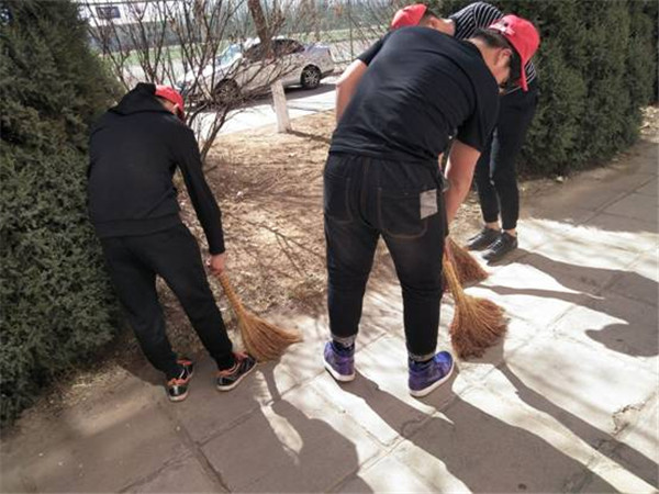 装饰艺术系开展“校园环境卫生大清扫”活动