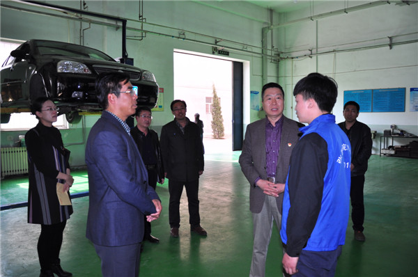 学院领导慰问汽车工程系困难学生杨云升