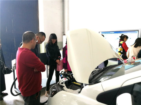 汽车工程系组织教师开展新能源汽车操作培训