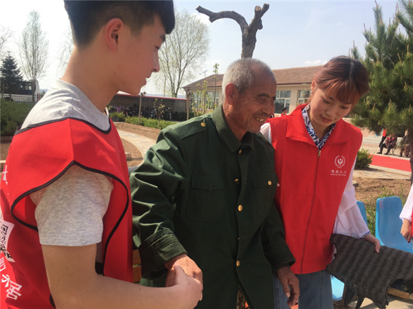 信息工程系开展“关爱孤寡老人 弘扬传统美德”送温暖活动