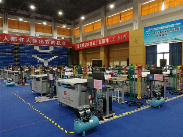 beat365官网挂职干部参加2018年职业教育活动周系列活动（一）