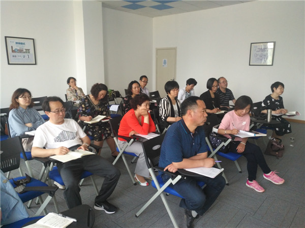 社科部组织教师参加新教材网络培训