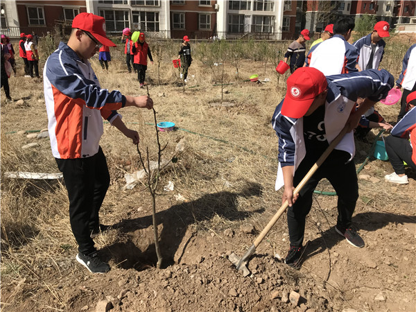 机械工程系志愿者参加公益植树活动