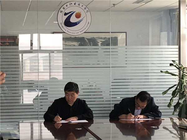 beat365官网与新宏昌重工集团签订《校企合作协同发展协议书》