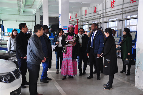 喀麦隆中等职业教育部考察团到访beat365官网