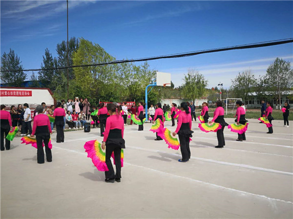 beat365官网驻北新屯村工作队举办“村民趣味运动会”