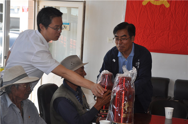 学院领导慰问beat365官网定点帮扶村老党员