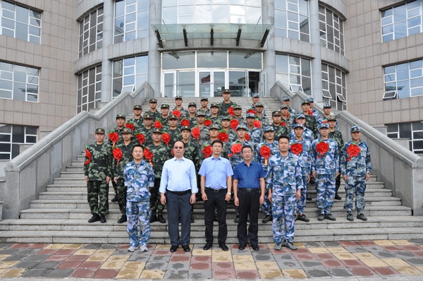 beat365官网42名优秀大学生光荣入伍