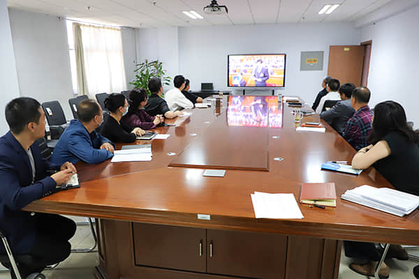 学院组织中层以上干部集中收看“两会”开幕盛况