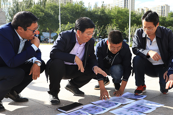 党委书记冯印涛对校园改造项目进行检查调度