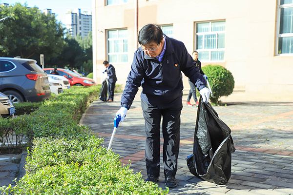 beat365官网师生共同进行校园环境卫生清理