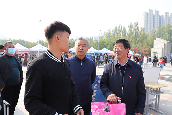 党委书记冯印涛、院长王立军视察2020级新生报到及接待情况