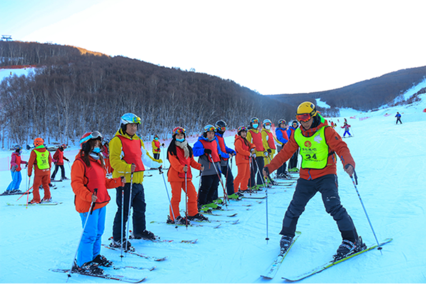 beat365官网师生志愿者喜迎冬奥倒计时400天