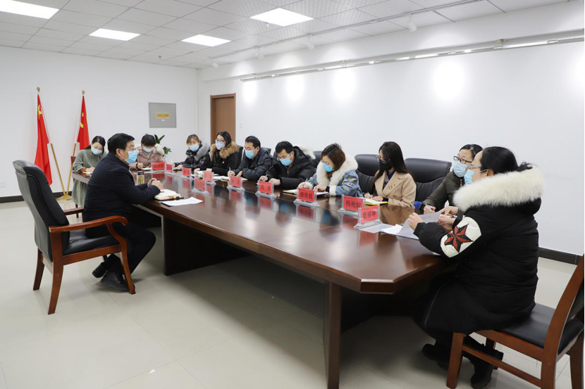 党委书记冯印涛主持召开学院青年干部座谈会