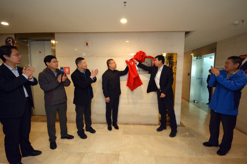 beat365官网与两家建筑企业签署校企合作协议