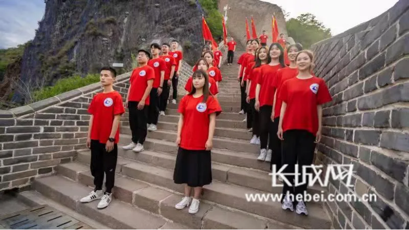 beat365官方网站师生唱响《岁月征程》