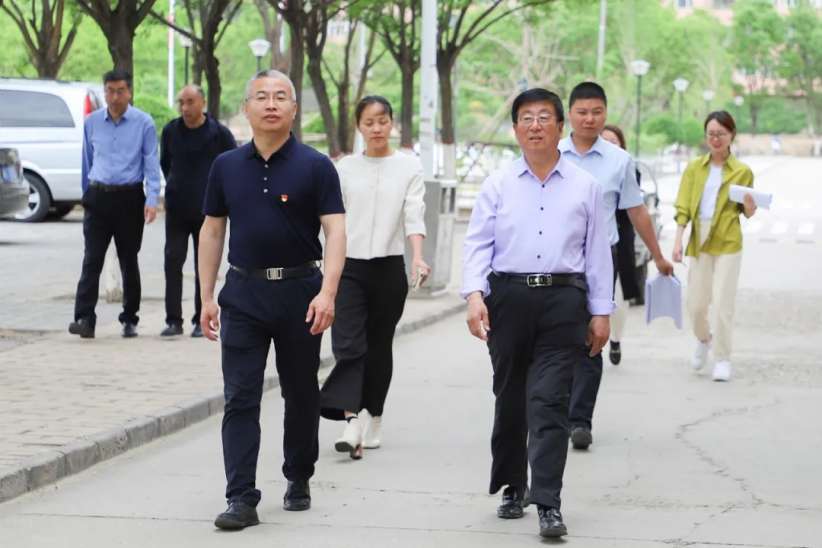 冯印涛就推进校园整体规划设计方案落地进行现场调度