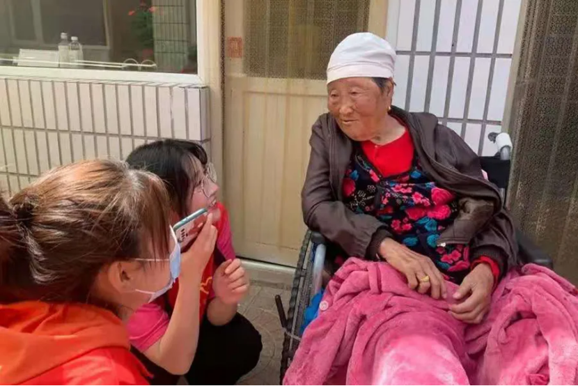 学“四史” 践“初心” 学院青年师生以助老志愿服务活动传承中华传统美德