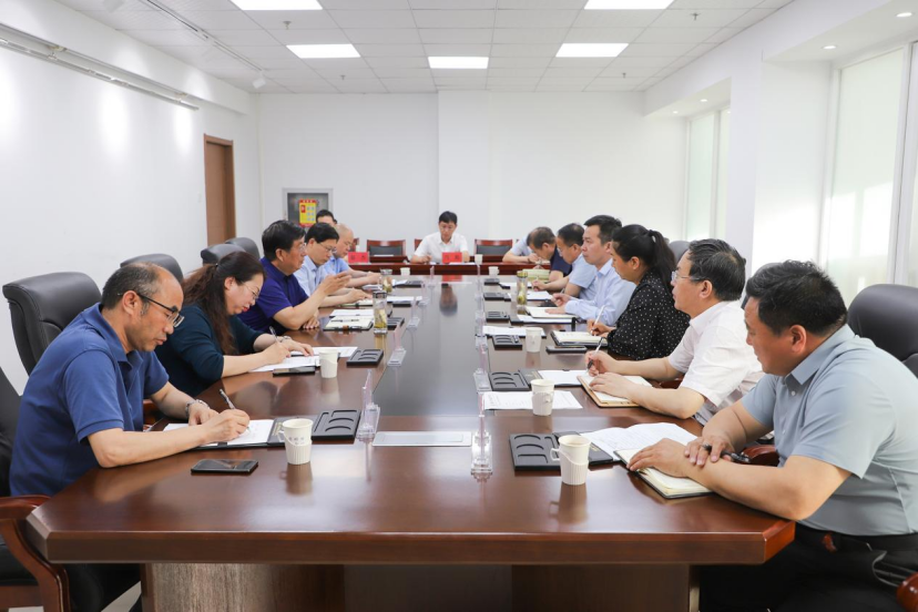 党委书记冯印涛与康保县人民政府代县长周学勤座谈