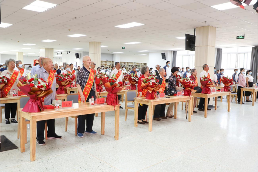 学院举办“光荣在党50年”纪念章颁发仪式暨“七一”表彰活动