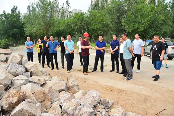 党委书记冯印涛检查调度学院重点项目暑假施工情况