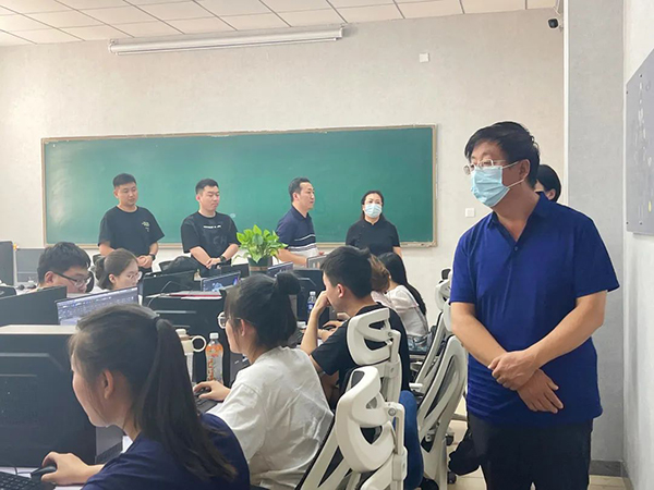 党委书记冯印涛看望参与VR技术培训学生