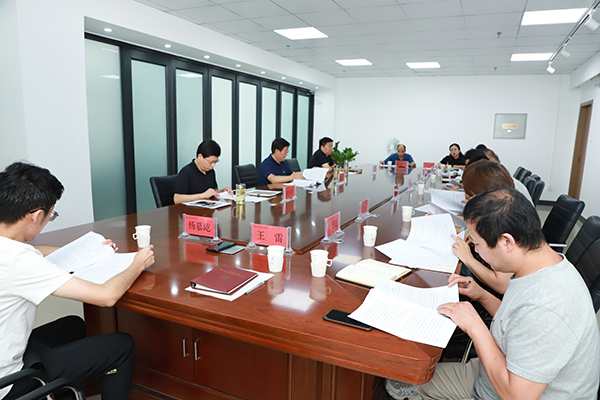 党委书记冯印涛主持召开职称评审改革座谈会