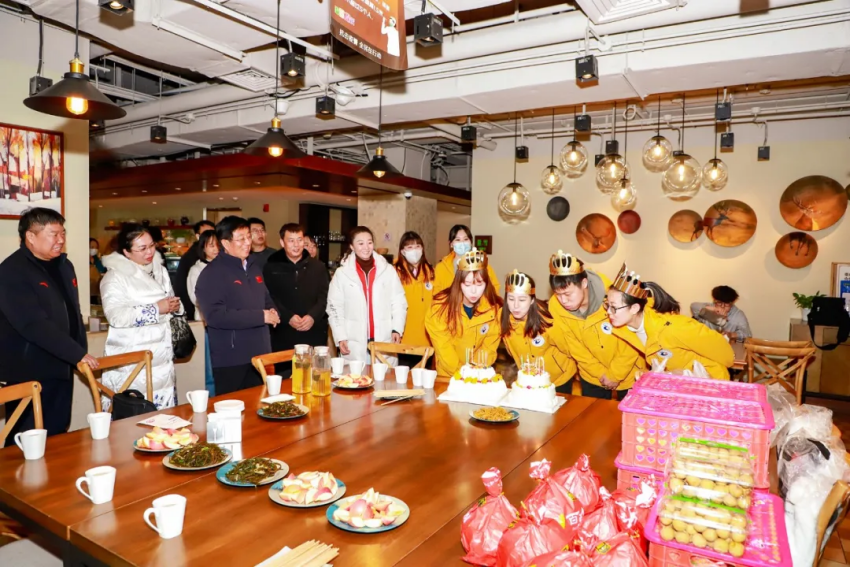 党委书记冯印涛看望慰问beat365官网冬奥志愿者