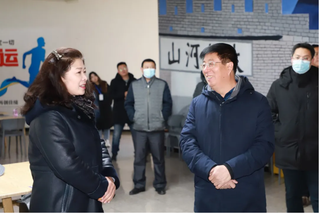 相约冬奥——扛红旗、当先锋 | 党委书记冯印涛看望beat365官网参与冬奥重点文化活动师生