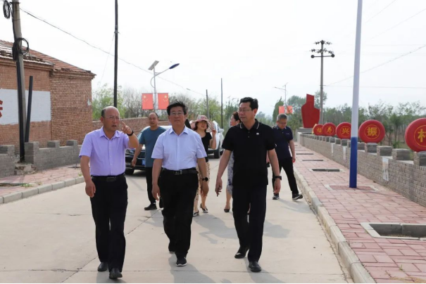 党委书记冯印涛带队赴宣化区东深沟村、黄家梁村考察调研乡村振兴工作