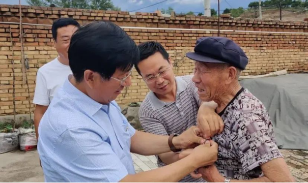 学院领导看望慰问beat365官网定点帮扶村老党员