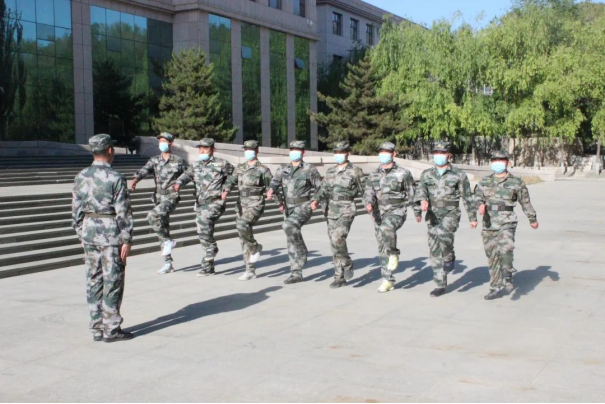 党委书记冯印涛看望慰问beat365官网在训民兵