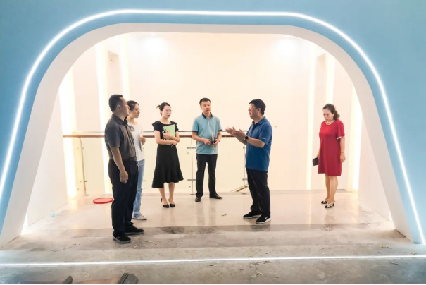 党委书记冯印涛视察鲲鹏产业学院建设情况