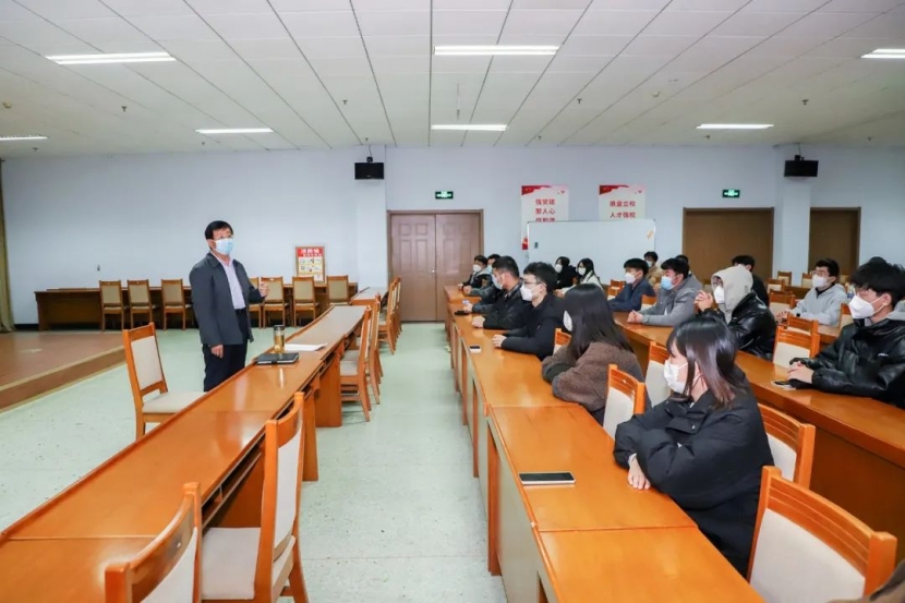 党委书记冯印涛深入联系班级参加主题班会