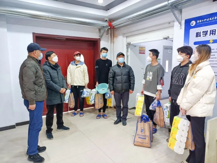 院长王立军看望慰问在校学生