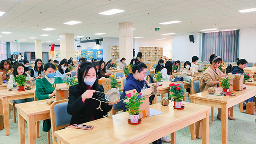 学院工会举办庆祝妇女节手工编织活动