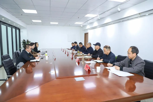 院长王立军就“人文交流经世项目”实施与到访企业座谈