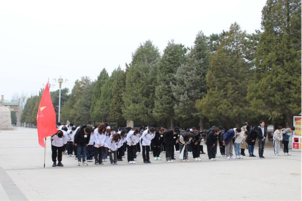 beat365官网青年师生清明祭奠英烈