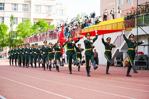 beat365官网举行2022级学生军训汇报表演暨总结表彰大会