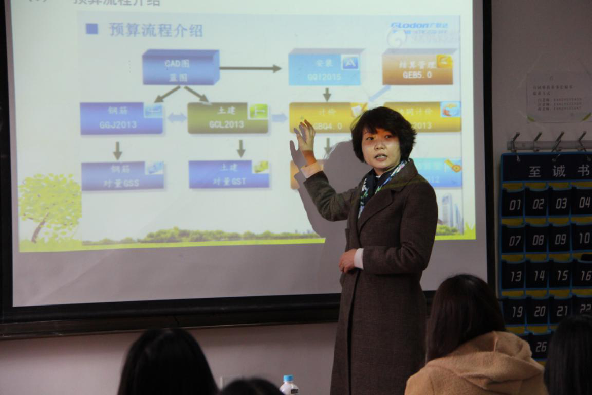(副校长周雯给学生作讲解)